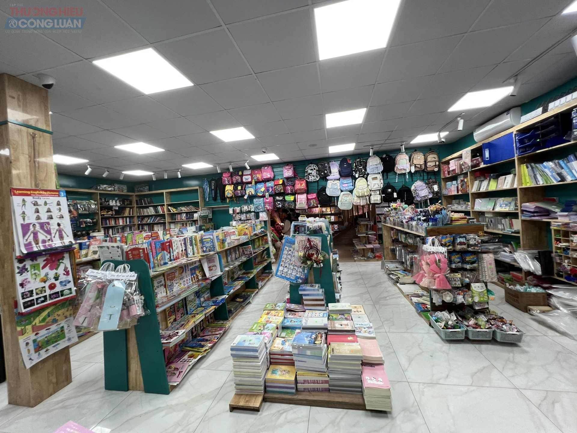 Một phần không gian bên trong tiệm sách