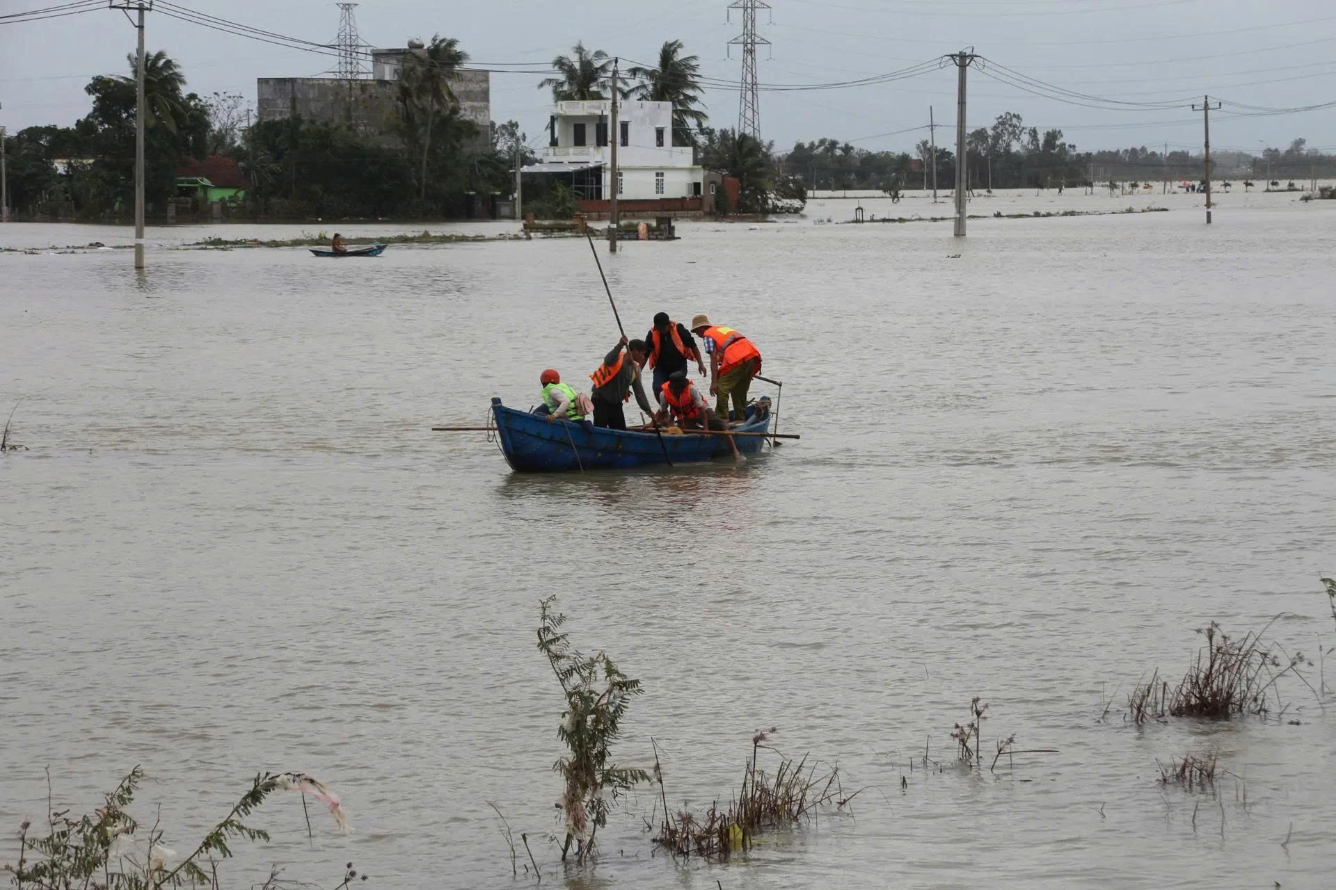 Đắk Lắk: Nước lũ đang xuống nhưng hiểm họa sạt lở vẫn đáng lo ngại