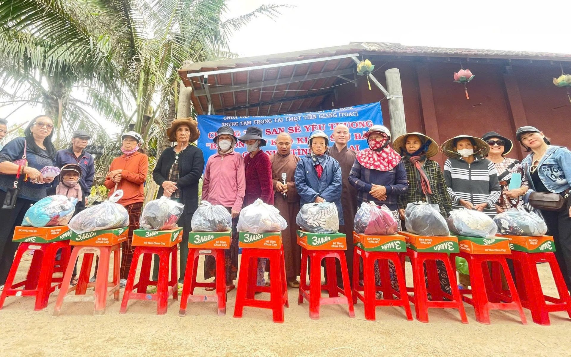, Chùa Văn Thánh cùng Trung tâm Trọng tài Thương mại Quốc tế Tiền Giang và các nhà hảo tâm đã trao 900 phần quà cho các hộ dân tại Gia Lai