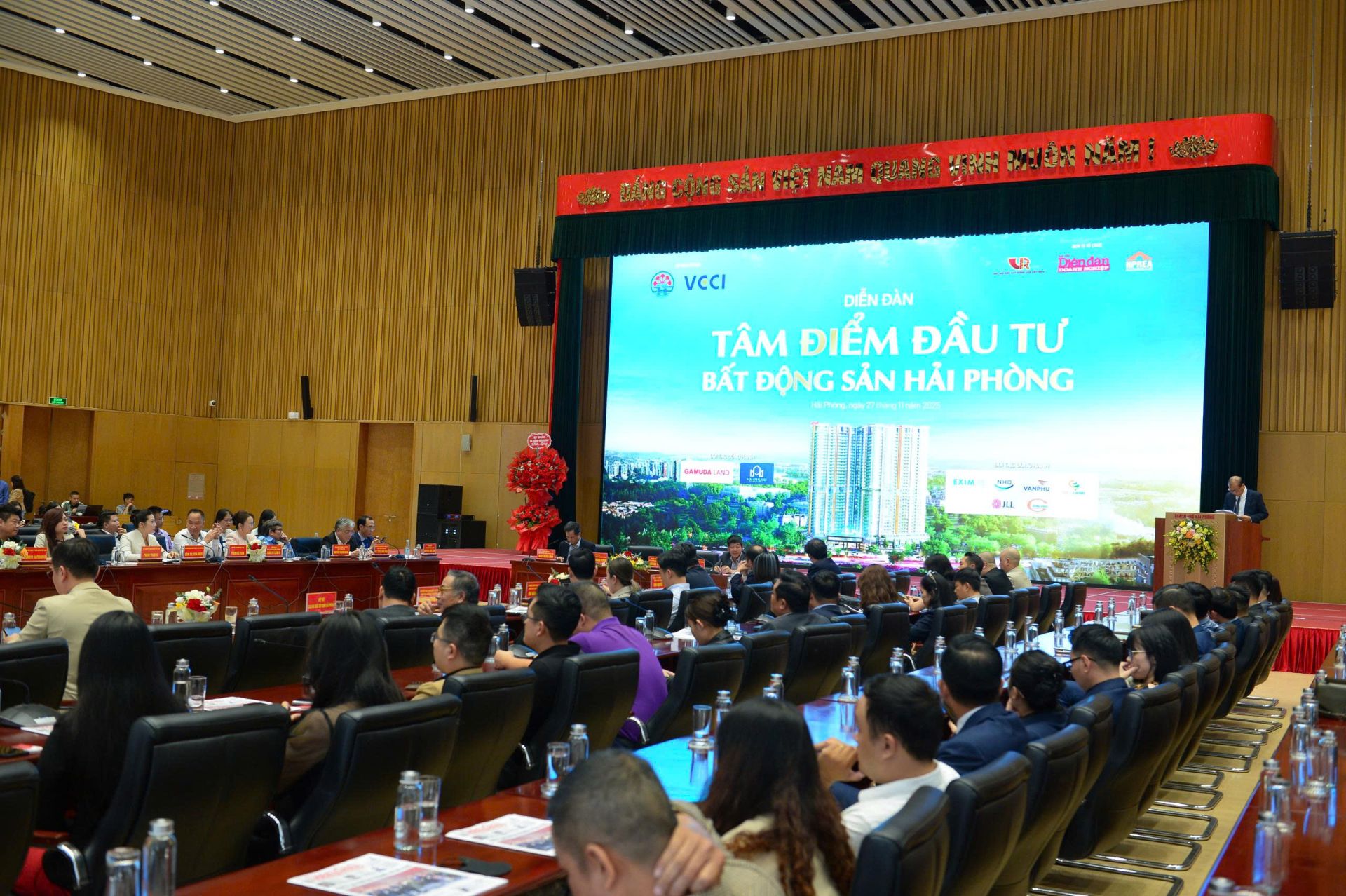 Quang cảnh diễn đàn. Quang cảnh diễn đàn.