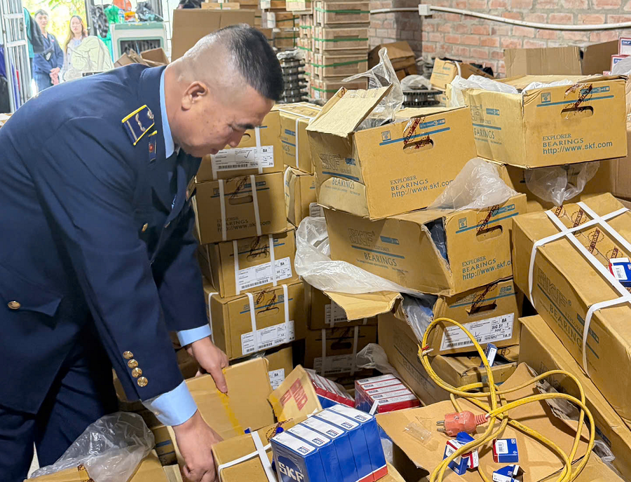 Lực lượng QLTT TP Hà Nội kiểm tra hàng hóa Lực lượng QLTT TP Hà Nội kiểm tra hàng hóa