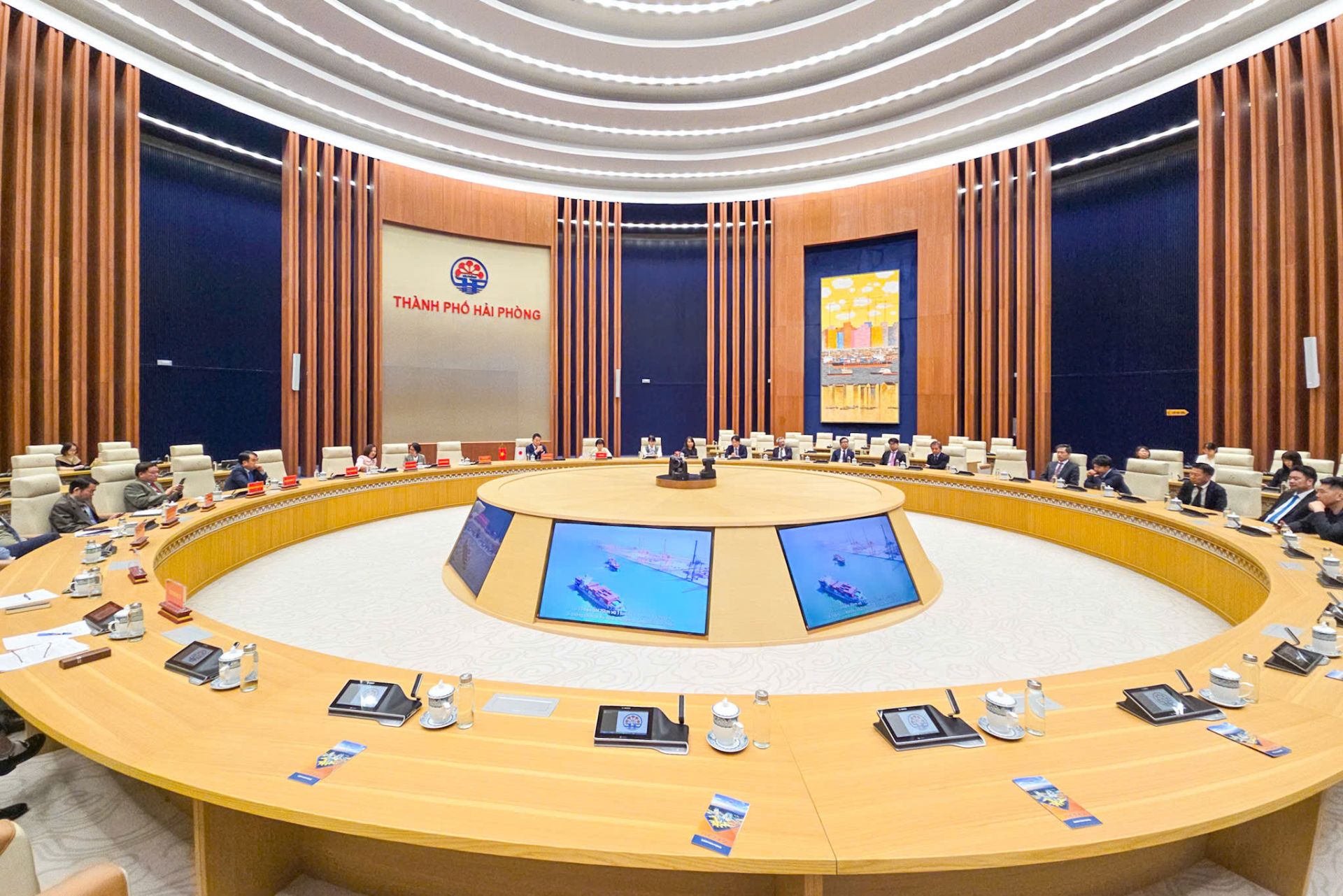 Quang cảnh buổi làm việc. Quang cảnh buổi làm việc.