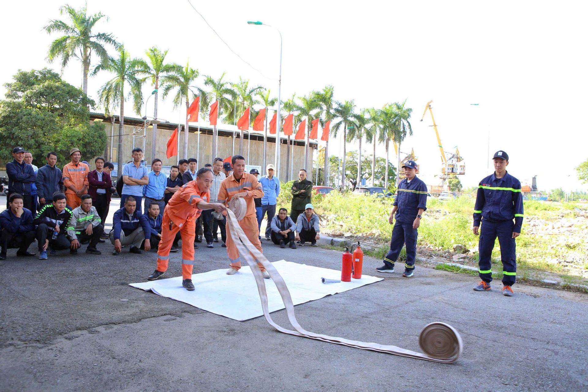 Cán bộ, công nhân viên cùng lực lượng PCCC và CNCH cơ sở thực hành cứu nạn cứu hộ và sử dụng bình chữa cháy. Cán bộ, công nhân viên cùng lực lượng PCCC và CNCH cơ sở thực hành cứu nạn cứu hộ và sử dụng bình chữa cháy.