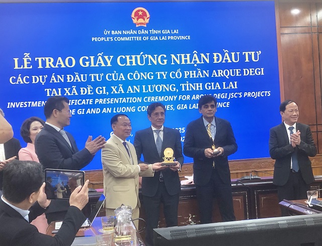 Lãnh đạo tỉnh Gia Lai tặng quà lưu niệm cho nhà đầu tư. Ảnh: VH