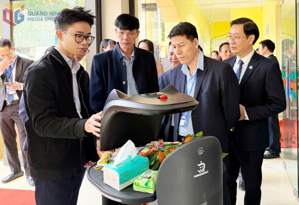 Các đại biểu trải nghiệm robot AI tại Trung tâm Phục vụ hành chính công.