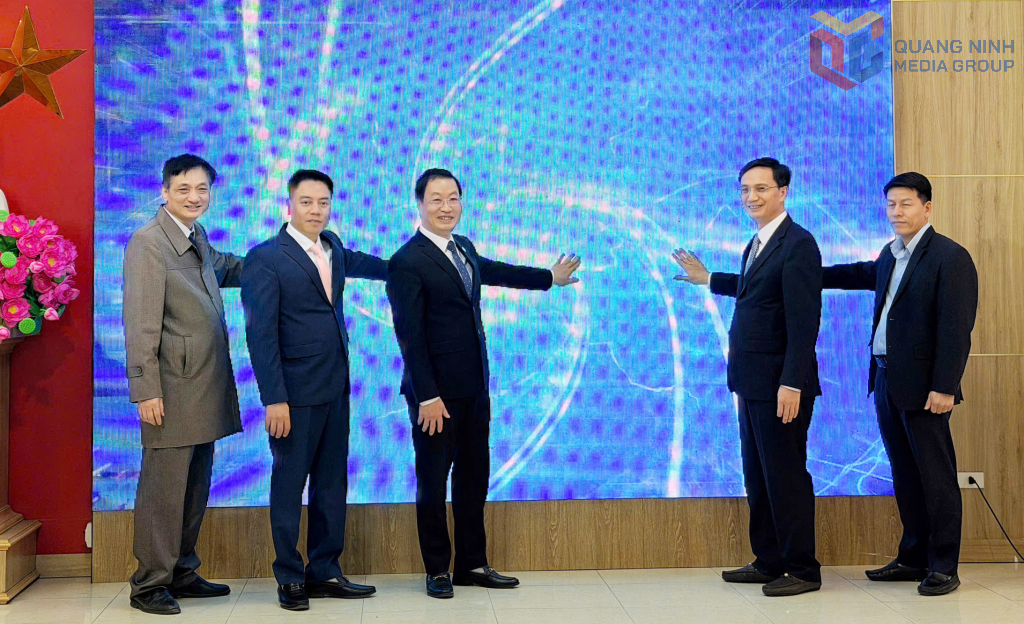 Các đại biểu bấm nút ra mắt trợ lý ảo AI.