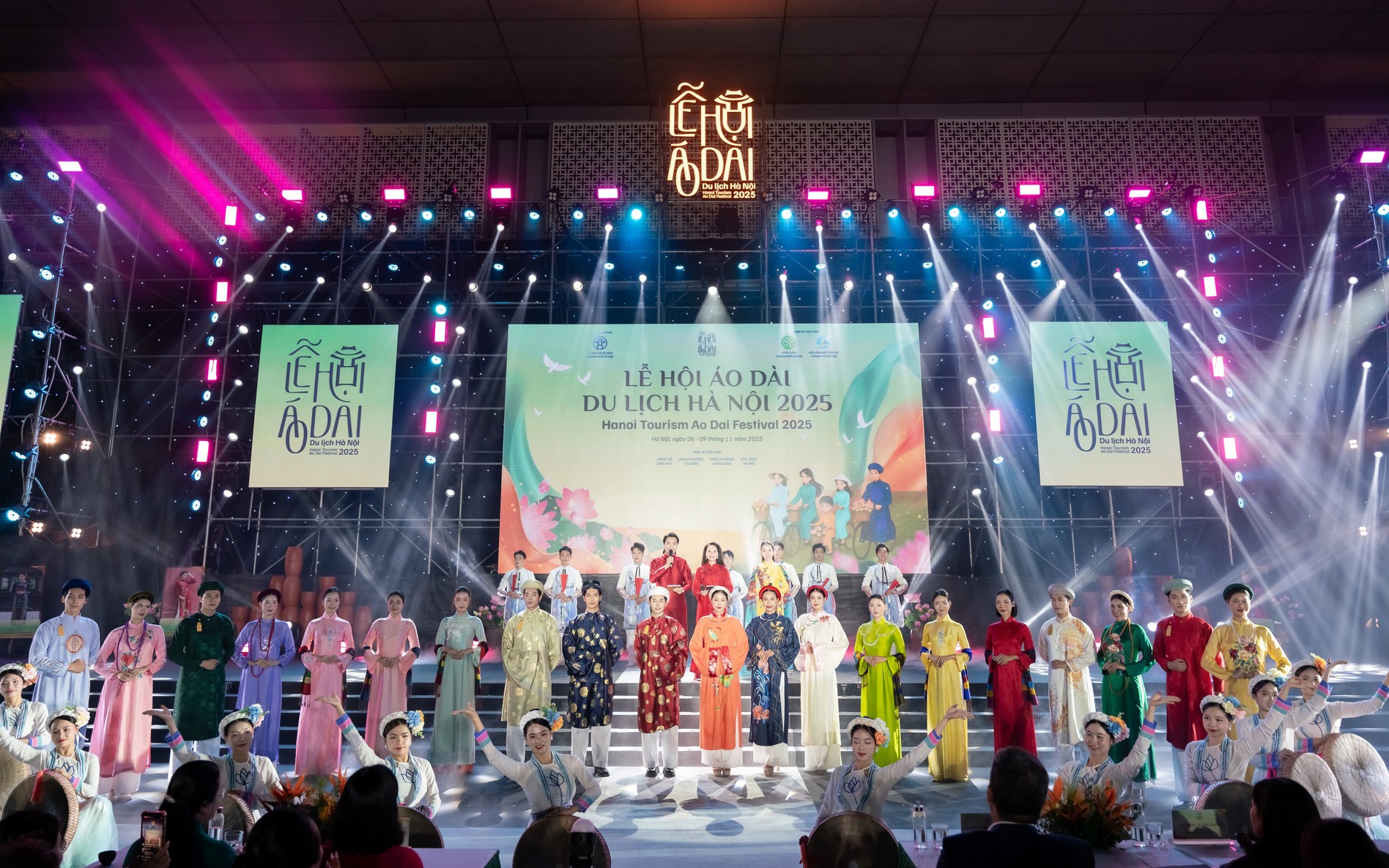 Trình diễn áo dài tại Lễ khai mạc Lễ hội Áo dài Du lịch Hà Nội 2025.