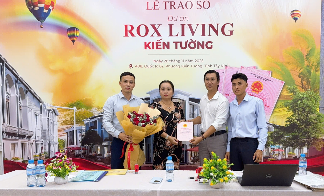 Trao sổ đỏ cho khách mua dự án ROX Living Kiến Tường
