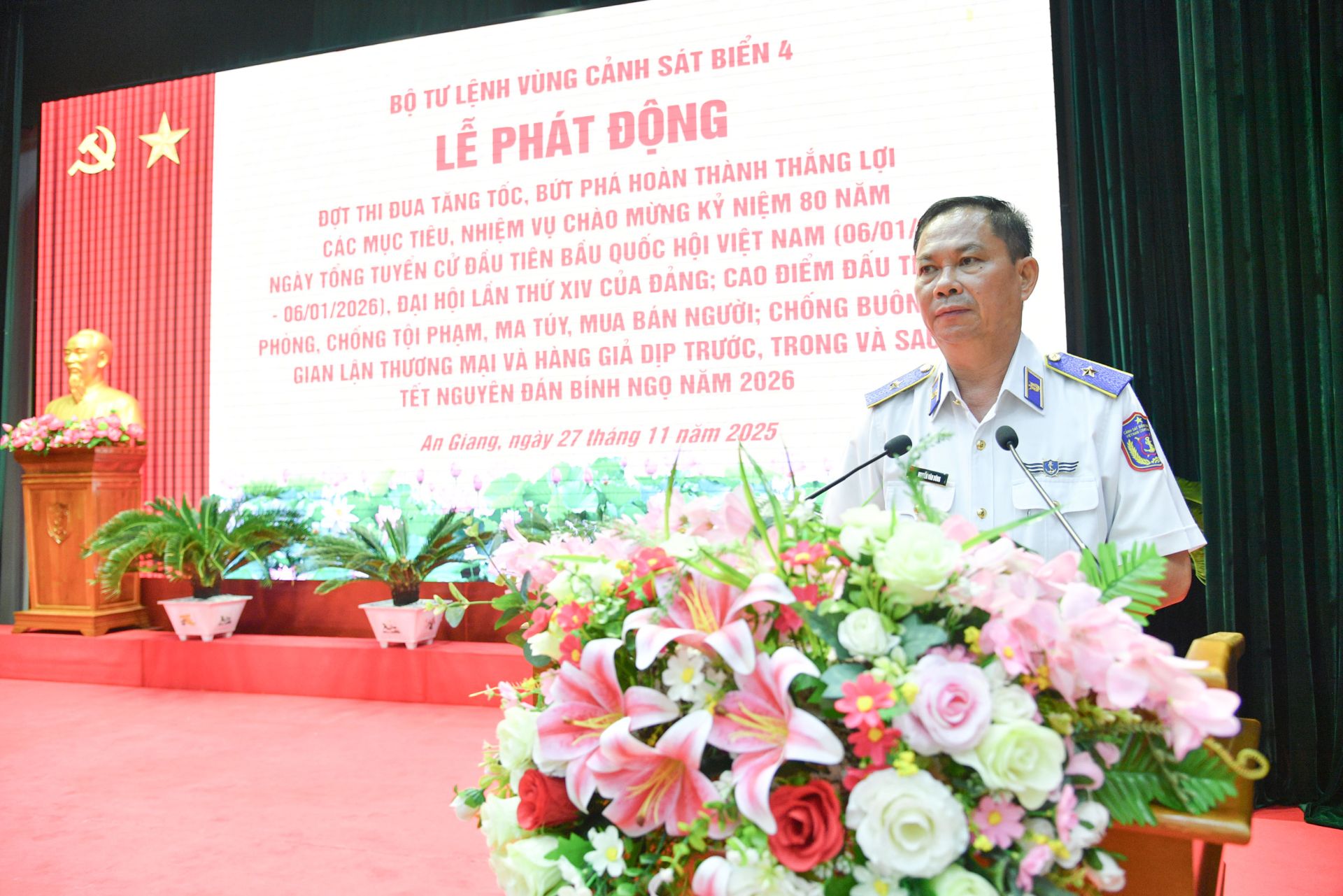 Thiếu tướng Nguyễn Văn Dũng - Bí thư Đảng ủy, Chính ủy, Chủ tịch Hội đồng Thi đua - khen thưởng Bộ Tư lệnh Vùng Cảnh sát biển 4 phát động Đợt thi đua