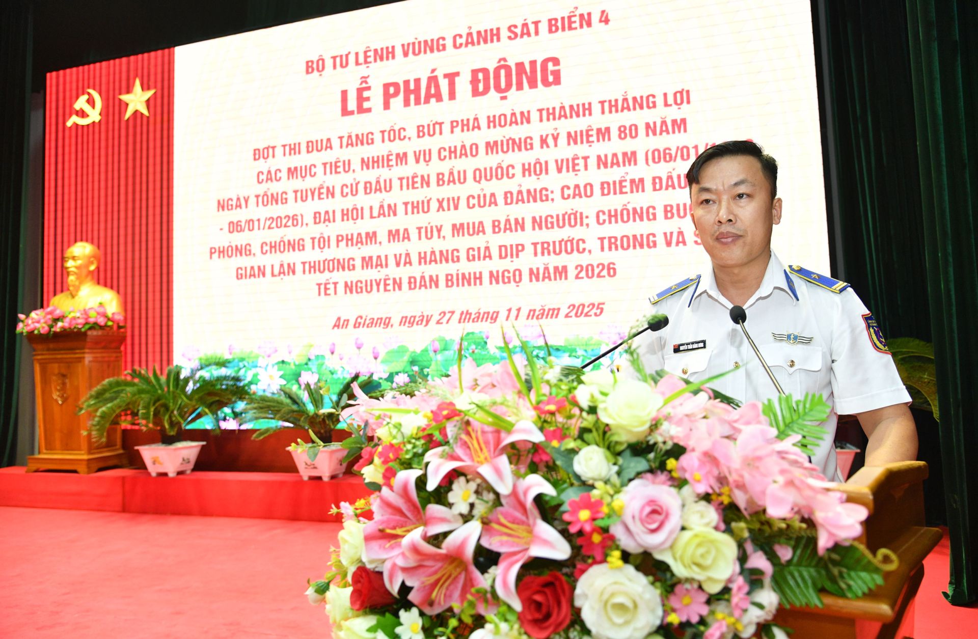 Thiếu tá Nguyễn Trần Đăng Hưng - Phó Trưởng Phòng Phòng chống tội phạm, vi phạm, Bộ Tư lệnh Vùng Cảnh sát biển 4 phát biểu thể hiện quyết tâm thi đua tại Lễ phát động