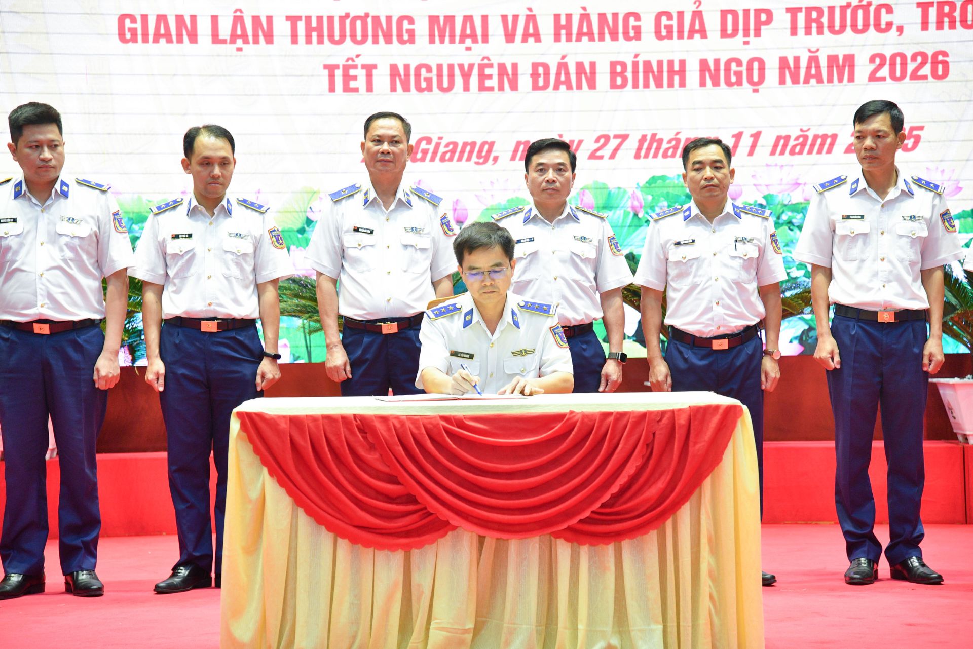 Đại diện các cơ quan, đơn vị ký kết giao ước thi đua