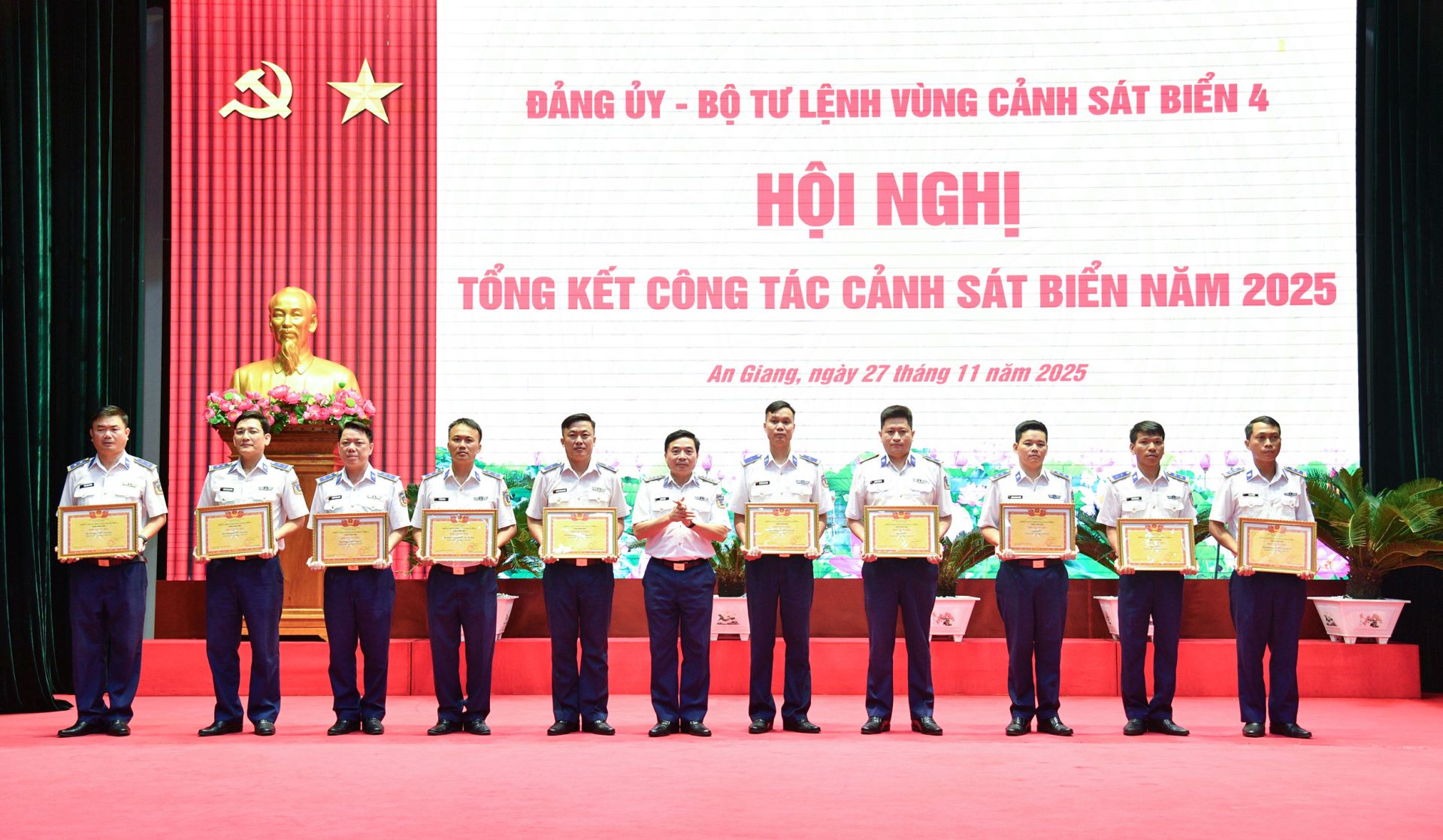 Thủ trưởng Bộ Tư lệnh Vùng Cảnh sát biển 4 trao thưởng cho các tập thể đạt danh hiệu “Đơn vị tiên tiến”.