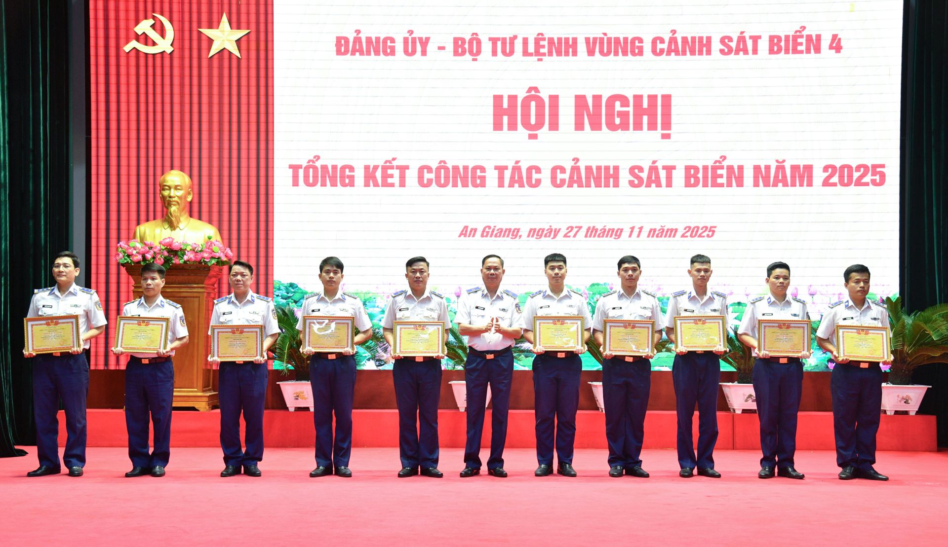 Thủ trưởng Bộ Tư lệnh Vùng Cảnh sát biển 4 trao thưởng cho các cá nhân đạt danh hiệu Chiến sĩ thi đua cơ sở năm 2025.