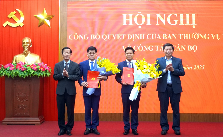 Tân Phó Chủ tịch Ủy ban nhân dân tỉnh Quảng Trị Lê Văn Bảo (người cầm hoa bên trái).