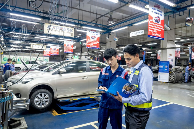 Cán bộ bảo hiểm chủ động phối hợp xác định thiệt hại, để chi trả bồi thường. Ảnh: Anh Minh