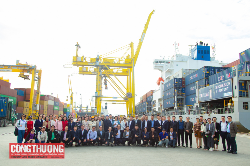 Đoàn đại biểu tham dự Diễn đàn Logistics Việt Nam 2025 khảo sát thực tế tại cảng Tiên Sa, thành phố Đà Nẵng. (Ảnh: tapchicongthuong.vn)