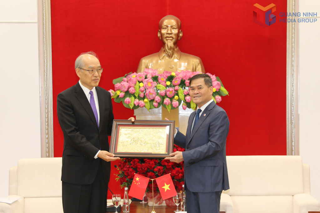 Ông Bùi Văn Khắng, Phó Bí thư Tỉnh ủy, Chủ tịch UBND tỉnh, tiếp xã giao ông Trương Quân, Đại Thẩm phán thứ nhất, Chánh án Tòa án nhân dân tối cao nước CHND Trung Hoa.