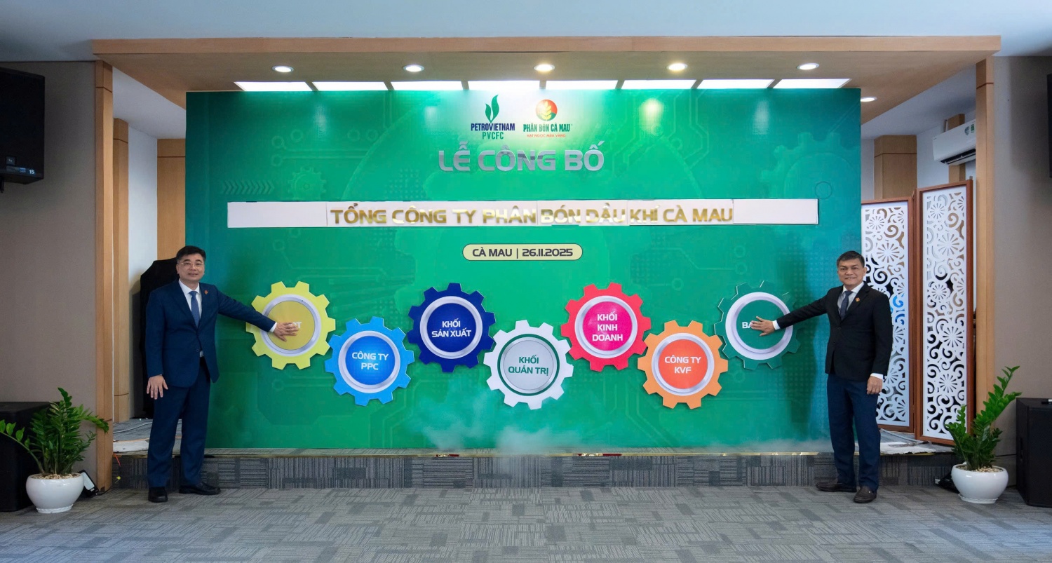 Chủ tịch HĐQT PVCFC Trần Ngọc Nguyên và Tổng Giám đốc PVCFC Văn Tiến Thanh thực hiện nghi thức công bố PVCFC chính thức trở thành Tổng công ty Phân bón Dầu khí Cà Mau