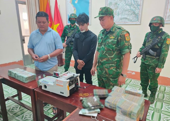 Bắt giữ đối tượng vận chuyển tiền tệ trái phép qua biên giới