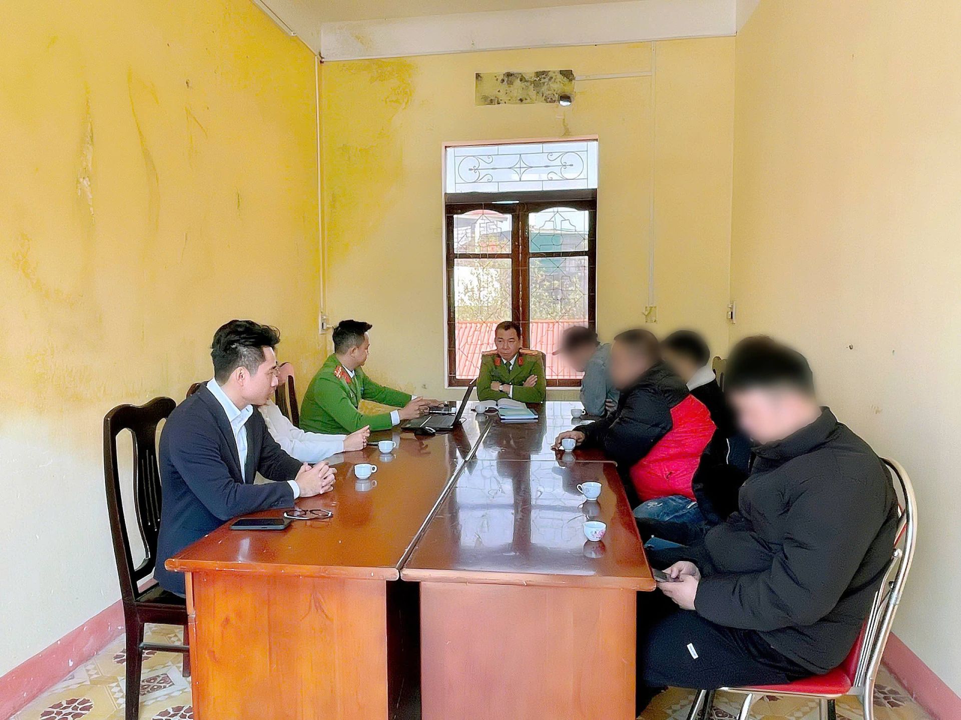 Công an phường Yên Bái làm việc với các cá nhân có hành vi vi phạm