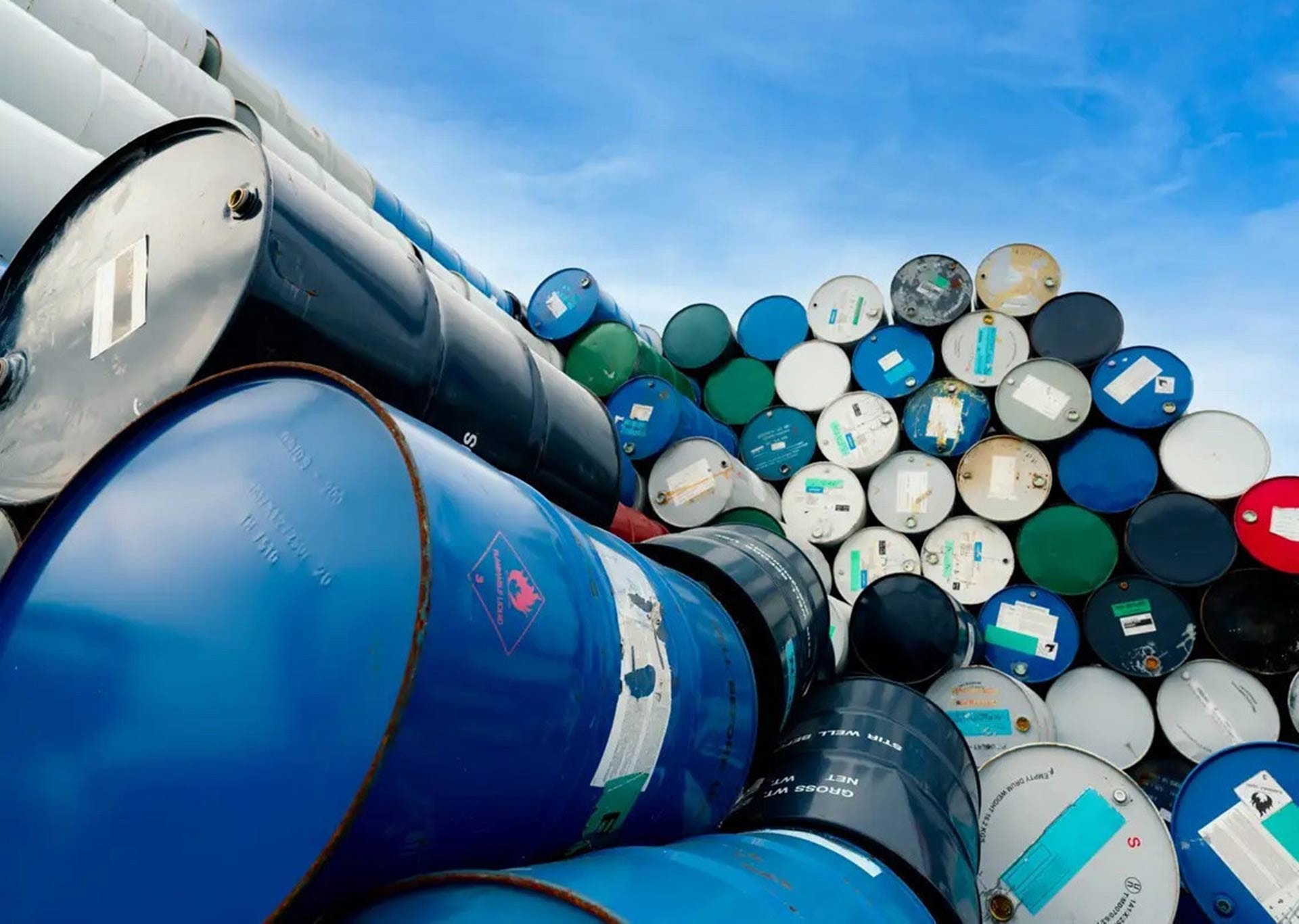 Giá xăng dầu hôm nay 28/11: Thế giới tăng, trong nước giảm. (Ảnh minh họa)