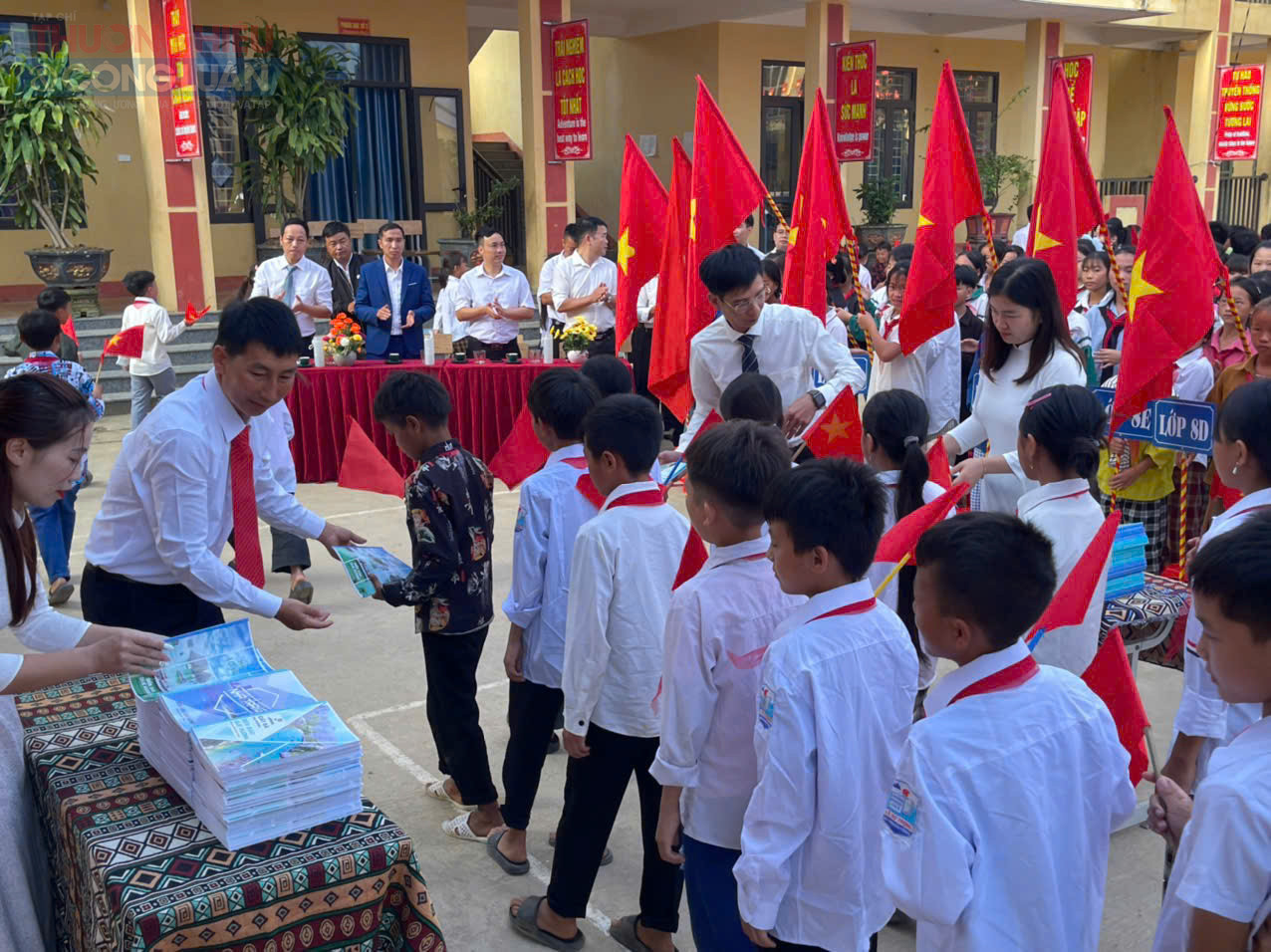 Huy động nhiều nguồn lực để đầu tư cơ sở vật chất, trang thiết bị dạy học theo hướng kiên cố, chuẩn hóa, tạo môi trường học tập tốt hơn cho giáo viên và học sinh