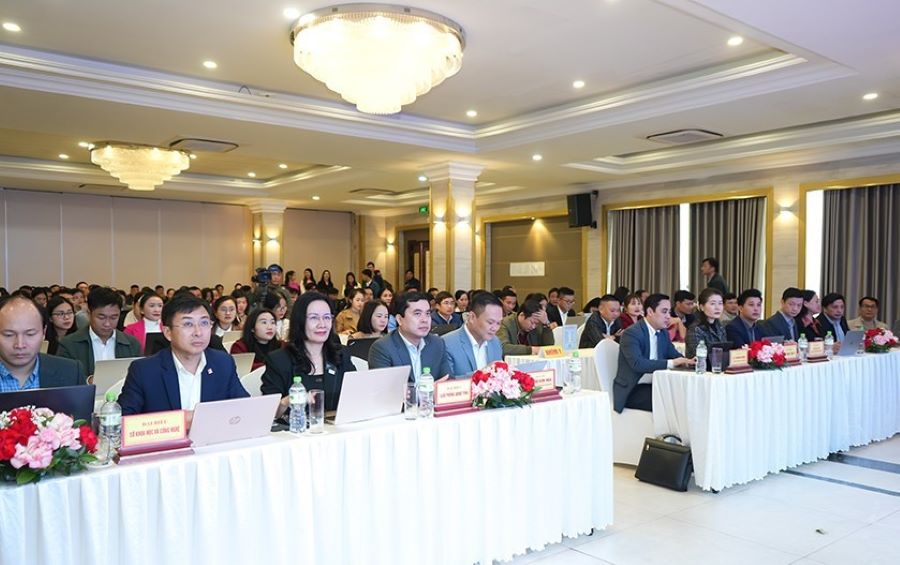 Các đại biểu và học viên tham gia buổi lễ khai giảng khóa đào tạo.