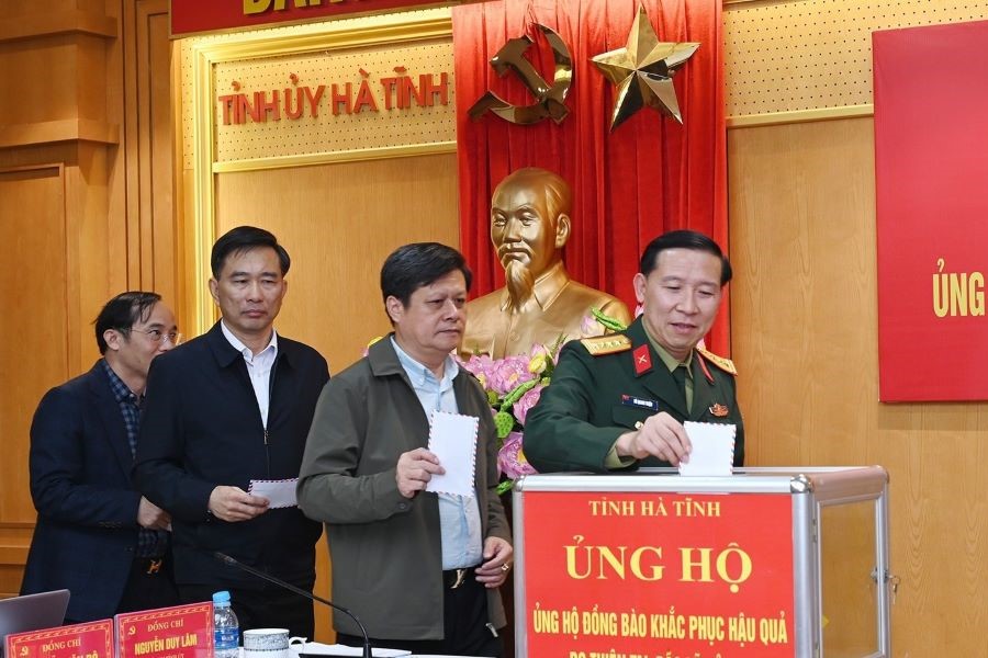 Các đại biểu ủng hộ đồng bào khắc phục hậu quả do thiên tai, bão lũ gây ra. Các đại biểu ủng hộ đồng bào khắc phục hậu quả do thiên tai, bão lũ gây ra.