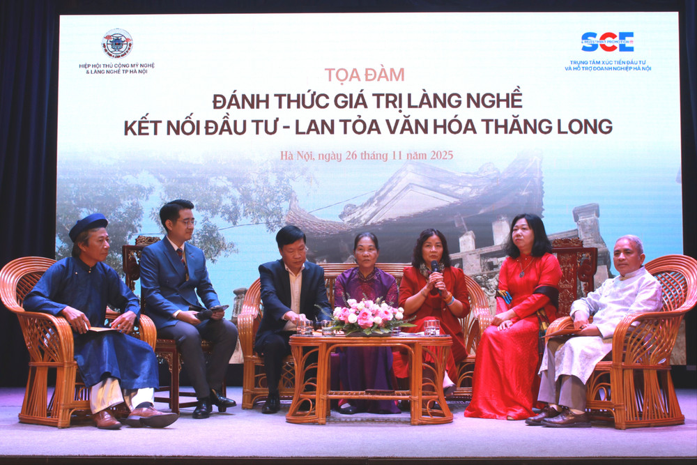 Bà Trần Thị Phương Lan - Chủ tịch danh dự Hiệp hội Thủ công mỹ nghệ và Làng nghề thành phố Hà Nội chia sẻ tại tọa đàm.