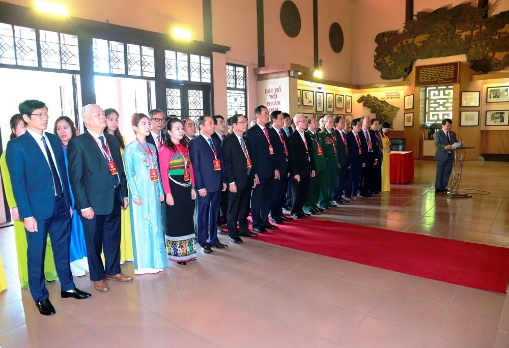 Đoàn đại biểu dự Đại hội Mặt trận Tổ quốc tỉnh Thanh Hóa lần thứ XVI dâng hương, báo công Chủ tịch Hồ Chí Minh