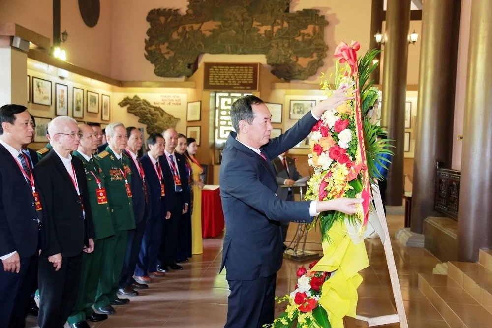 Phó Bí thư Tỉnh ủy, Chủ tịch Ủy ban MTTQ Việt Nam tỉnh Trịnh Tuấn Sinh dâng hoa...