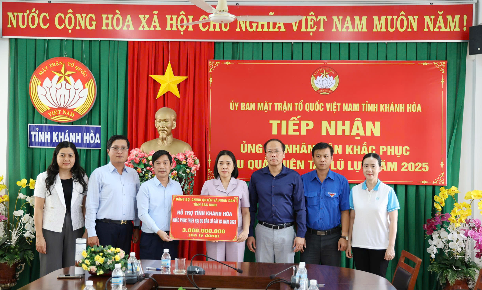 Phó Chủ tịch HĐND tỉnh Bắc Ninh Nguyễn Anh Tuấn trao hỗ trợ cho tỉnh Khánh Hòa