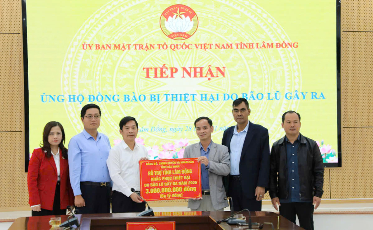 Phó Chủ tịch HĐND tỉnh Bắc Ninh Nguyễn Anh Tuấn trao hỗ trợ cho tỉnh Lâm Đồng