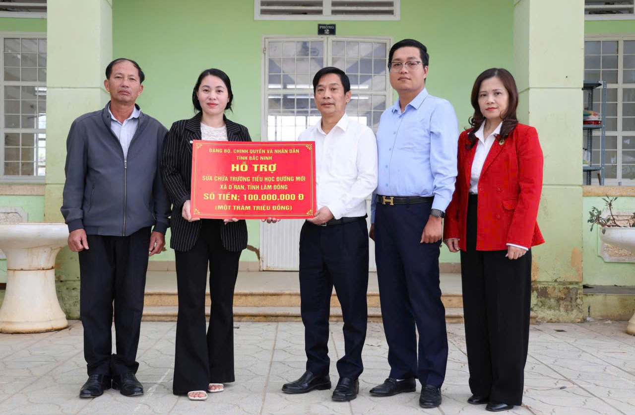 Phó Chủ tịch HĐND tỉnh Bắc Ninh Nguyễn Anh Tuấn trao hỗ trợ cho Trường Tiểu học Đường Mới, xã D’Ran, tỉnh Lâm Đồng