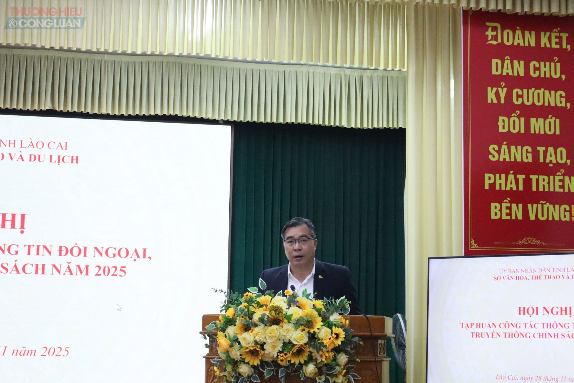 Ông Nông Việt Yên - Giám đốc Sở Văn hóa, Thể thao và Du lịch phát biểu khai mạc Hội nghị