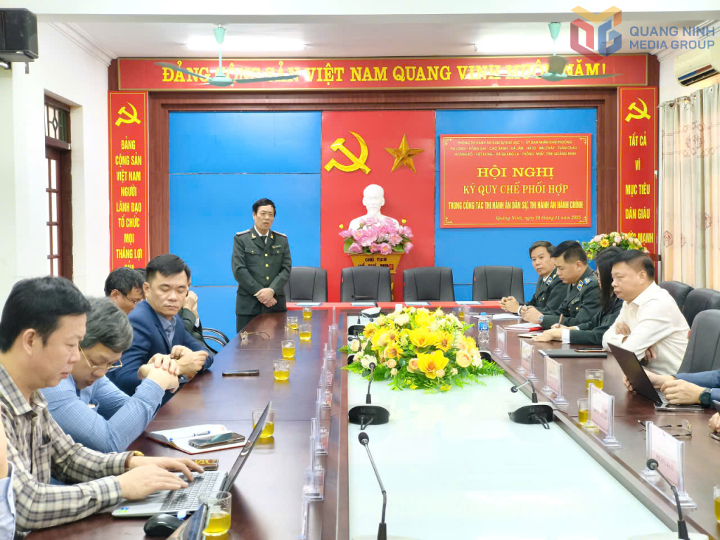 Trưởng Thi hành án dân sự tỉnh Quảng Ninh trao đổi tại buổi ký kết Quy chế phối hợp.