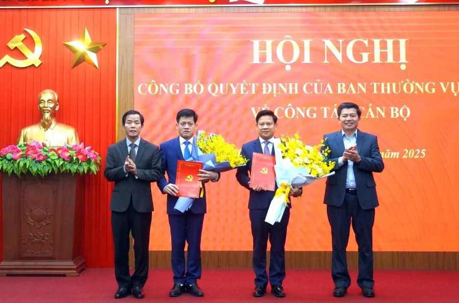 Bí thư Tỉnh ủy Nguyễn Văn Phương và Phó Bí thư Thường trực Tỉnh ủy Trần Vũ Khiêm trao quyết định và tặng hoa chúc mừng các đồng chí Lê Văn Bảo và Lê Vĩnh Thế.