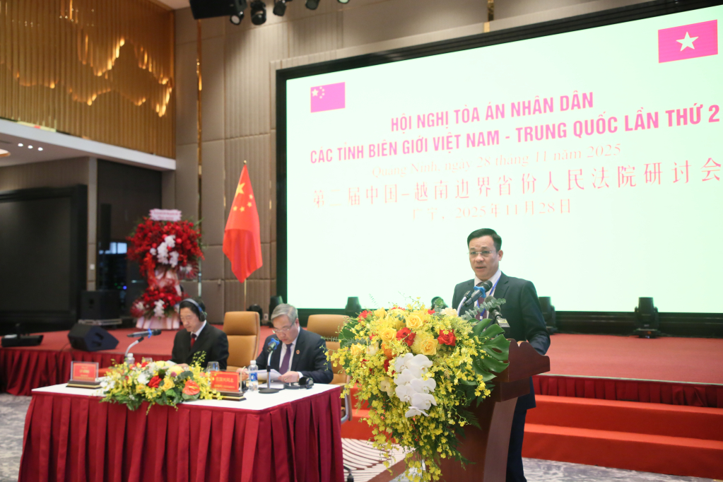 Đại diện lãnh đạo Toà án nhân dân tỉnh Quảng Ninh trình bày tham luận tại hội nghị. Đại diện lãnh đạo Toà án nhân dân tỉnh Quảng Ninh trình bày tham luận tại hội nghị.