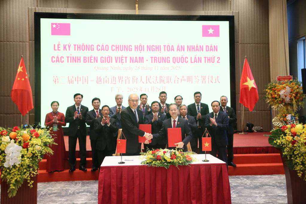 Đại diện Toà án nhân dân tối cao hai nước ký kết Thông cáo chung Hội nghị Toà án nhân dân các tỉnh biên giới Việt Nam - Trung Quốc lần thứ hai. Đại diện Toà án nhân dân tối cao hai nước ký kết Thông cáo chung Hội nghị Toà án nhân dân các tỉnh biên giới Việt Nam - Trung Quốc lần thứ hai.