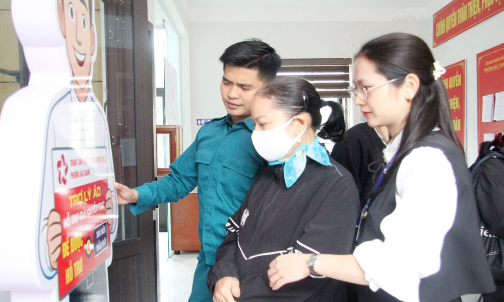 Người dân phường Bắc Giang tìm hiểu thủ tục hành chính thông qua trợ lý ảo.