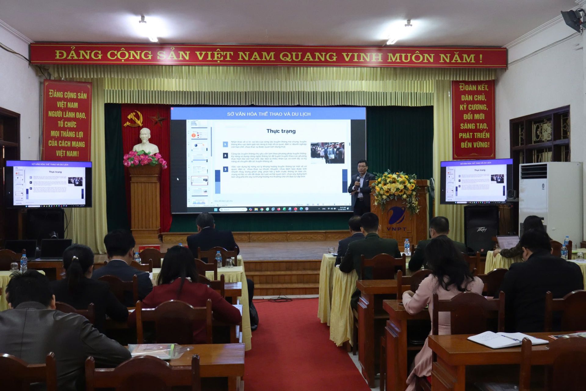 Ôn Đặng Khắc Lợi – Phó Cục trưởng Cục Báo chí, Bộ Văn hóa, Thể thao và Du lịch trình bày chuyên đề tại Hội nghị