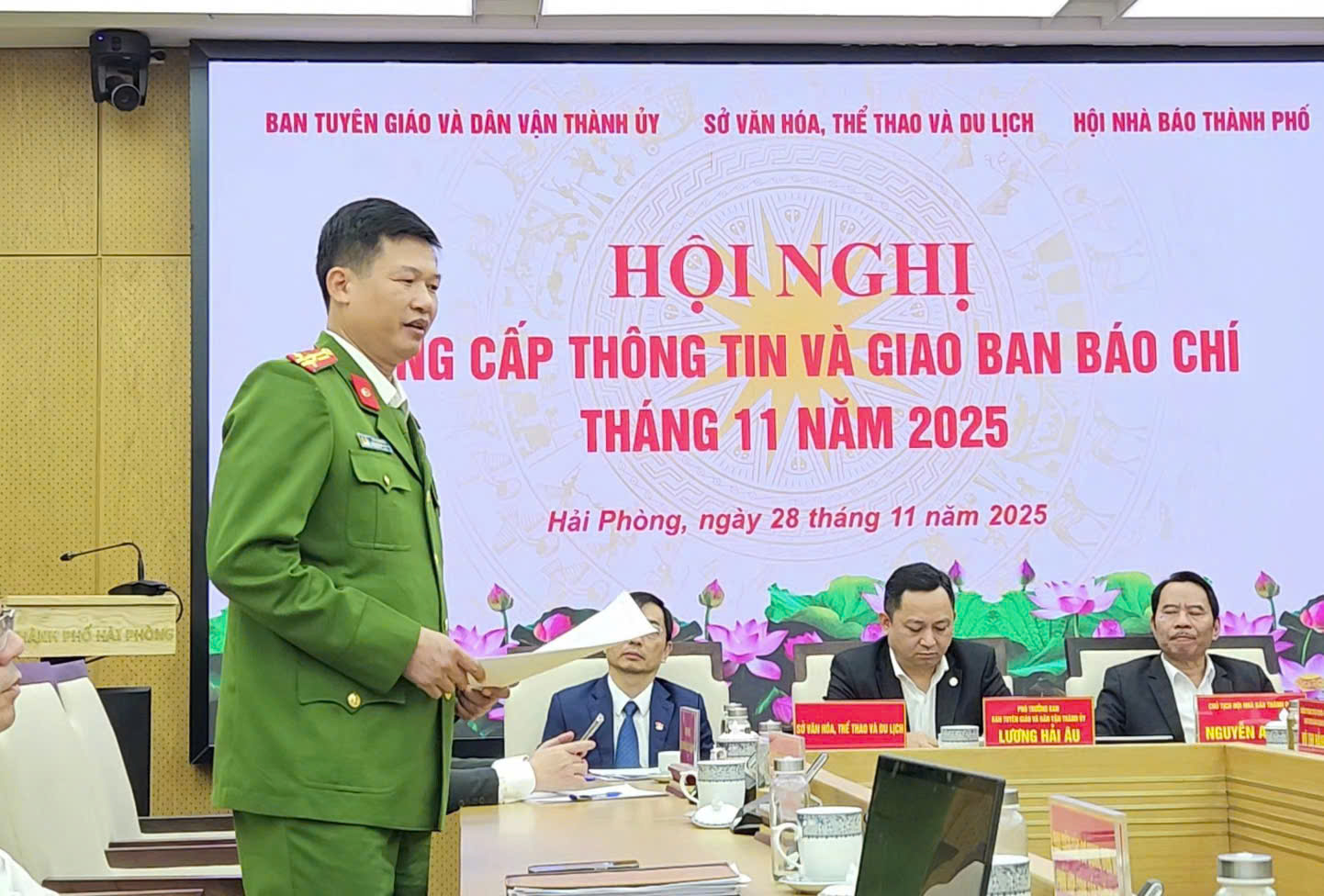 Đại diện Công an thành phố cung cấp thông tin về Đại diện Công an thành phố cung cấp thông tin về