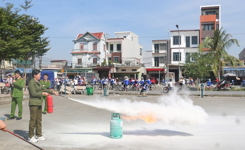 Cán bộ chiến sĩ Công an xã An Trường hướng dẫn người dân sử dụng bình chữa cháy. Cán bộ chiến sĩ Công an xã An Trường hướng dẫn người dân sử dụng bình chữa cháy.