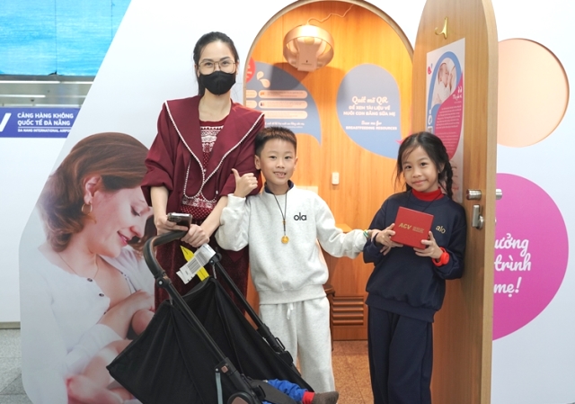 Khách trải nghiệm phòng nuôi con bằng sữa mẹ tại Sân bay quốc tế Đà Nẵng.