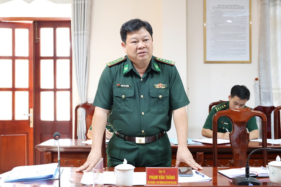 Đại tá Phạm Văn Thắng, Uỷ viên Ban Thường vụ Đảng ủy, Phó Chỉ huy trưởng Bộ Chỉ huy Quân sự tỉnh kiêm Phó Bí thư Đảng ủy, Chỉ huy trưởng Ban Chỉ huy BĐBP tỉnh phát biểu tại hội nghị.