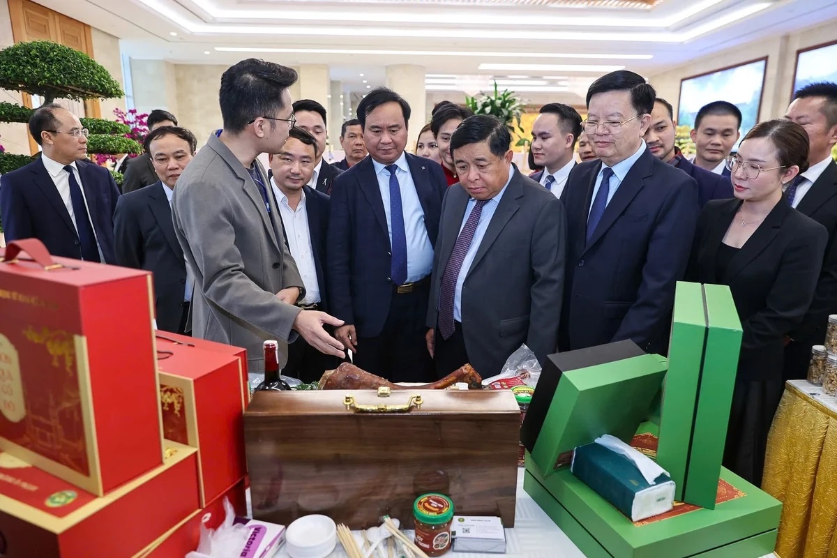 Lãnh đạo các bộ, ngành tham gian quan hàng giới thiệu sản phẩm OCOP. Lãnh đạo các bộ, ngành tham gian quan hàng giới thiệu sản phẩm OCOP.