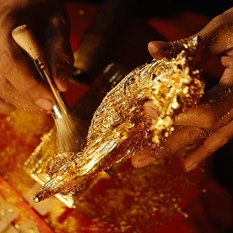 Sản phẩm dát vàng hoàn thiện tại làng Kiêu Kỵ với bề mặt mỏng, đều và sáng, thể hiện kỹ nghệ thủ công truyền thống.