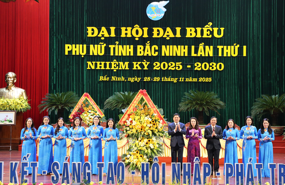 Các đồng chí lãnh đạo tỉnh tặng hoa chúc mừng Đại hội