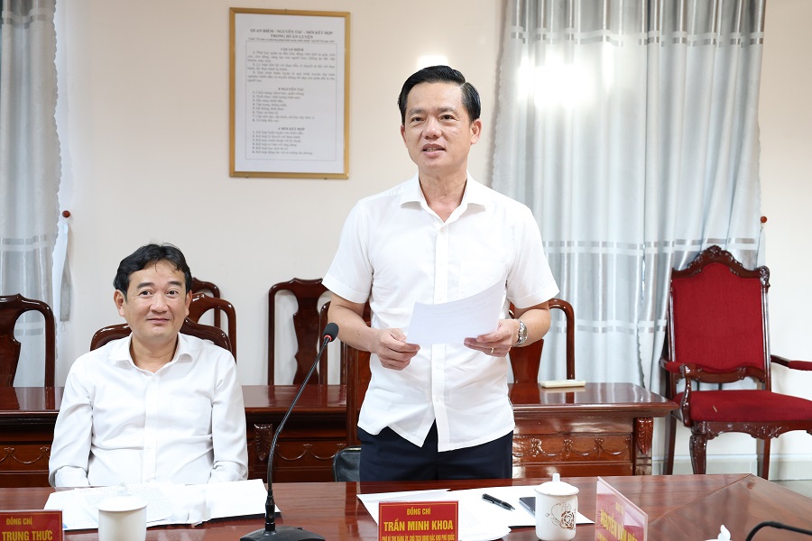 . Ông Trần Minh Khoa, Phó Bí thư Đảng ủy, Chủ tịch UBND Đặc khu Phú Quốc tham gia phát biểu tham luận.