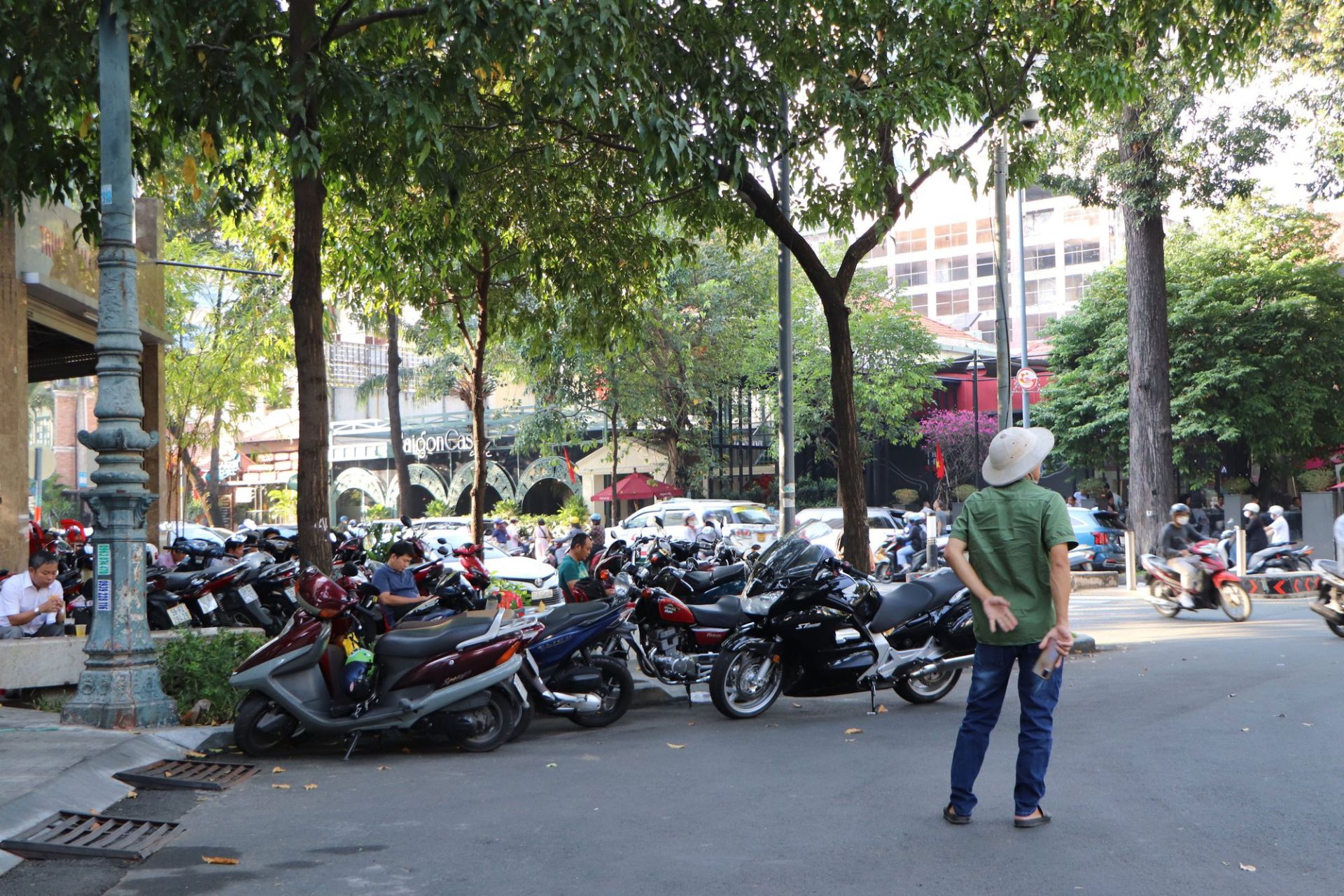 Xe máy dựng chiếm vỉa hè và tràn xuống lòng đường tại một tuyến phố đông hàng quán ở Hà Nội.